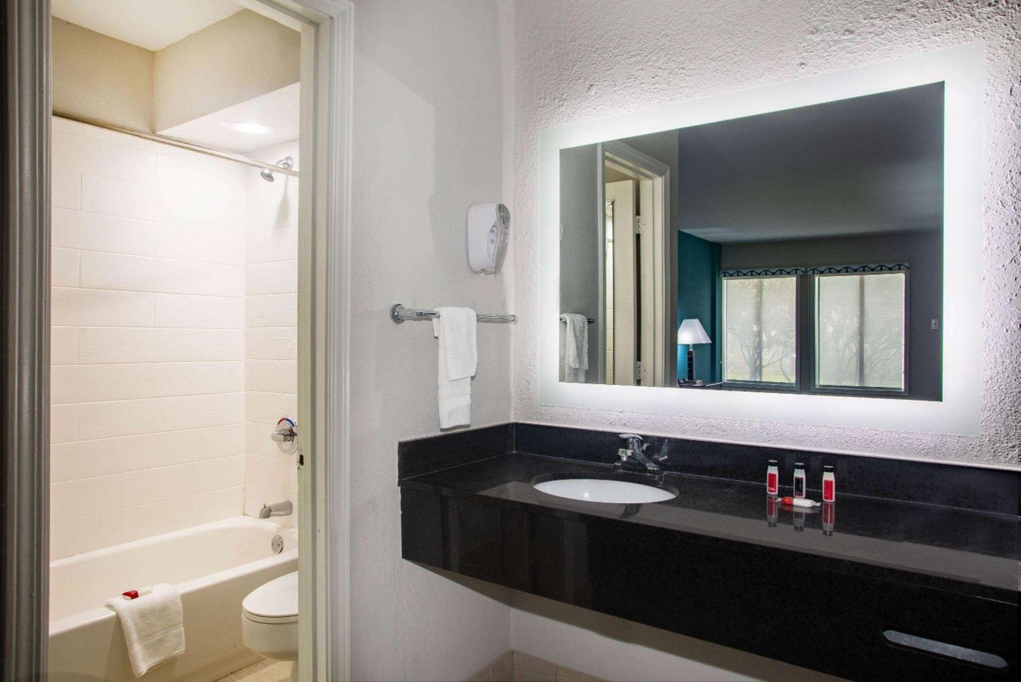 Days Inn By Wyndham Mobile I-65 Ngoại thất bức ảnh